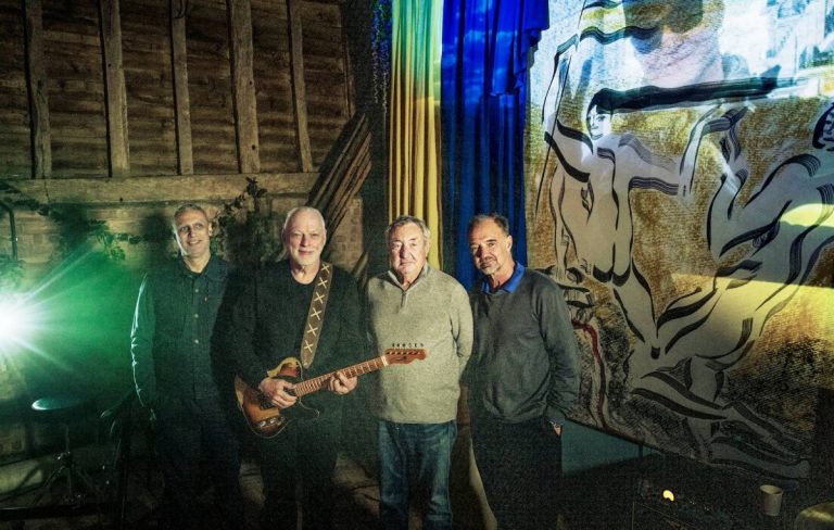 參與灌錄《Hey Hey Rise Up》的樂隊成員，左二及左三分別為Pink Floyd原裝成員David Gilmour和Nick Mason。
