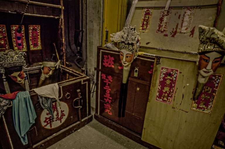 「漢華年」戲箱寫有九龍區號3的六位數電話．1977年（李家昇攝影）