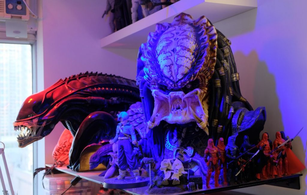 Vicky 工作室內的Predator 及 Alien頭像。（作者彭斯筵攝影）