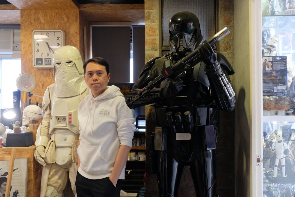 Vicky 與Ray 親手製作的Snowtrooper （白）及 Deathtrooper（黑）服裝（出自<i>Star Wars</i>）。（作者彭斯筵攝影）