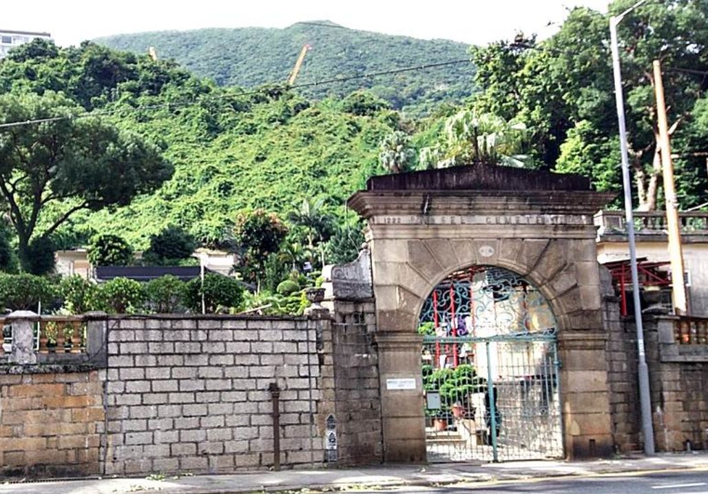 香港祆教墳場（Zoroastrian Cemetery），又名波斯墳場（Parsee Cemetery），是一個私營墳場，位於港島跑馬地黃泥涌道，1852年落成，為祆教信徒在香港下葬的地方。香港地產家麼地爵士及立法局議員的律敦治家族均葬於此墳場。（網上圖片）