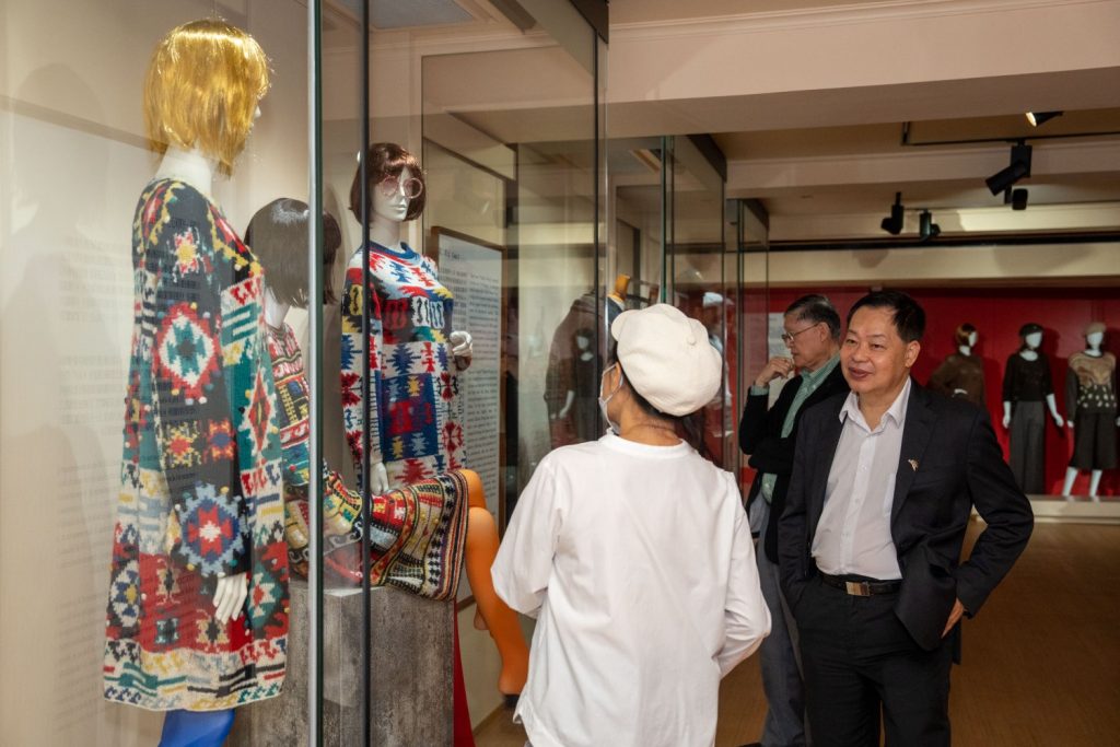 圖7 - 觀眾參觀《香江織造——香江國際集團五十週年》回顧展。（大會提供）