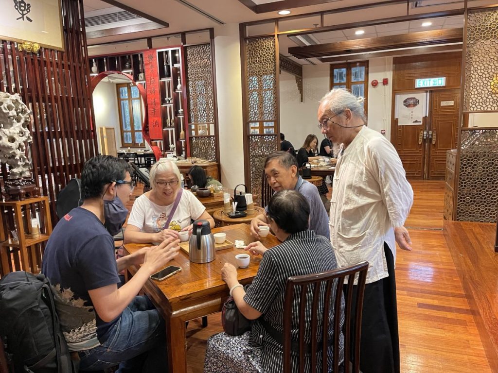 訪問當日，適逢南音唱家唐小燕（前排中）在樂茶軒演唱的日子，表演前一眾表演者先「醫肚」(彭斯筵攝影)