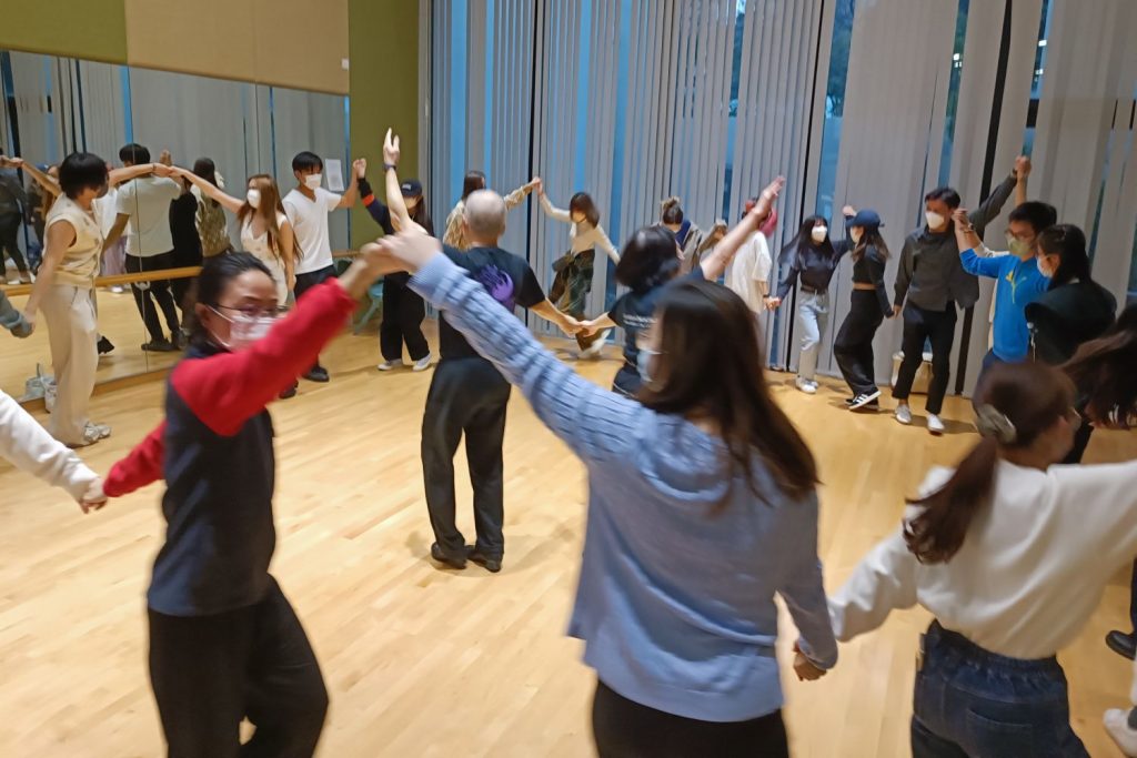 學生隨蓓蕾舞蹈社劉定國及馮杏美學習羅馬尼亞民族舞