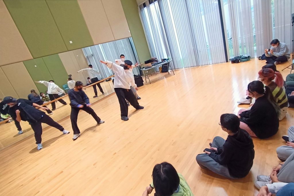 香港街舞發展 聯盟的一班舞者為學生示範不同的街舞種類