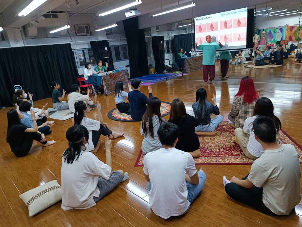 學生到訪 BEYOND Bollywood，並隨 Kuchipudi 大師 Master Hari Om 學習印度古典舞手印