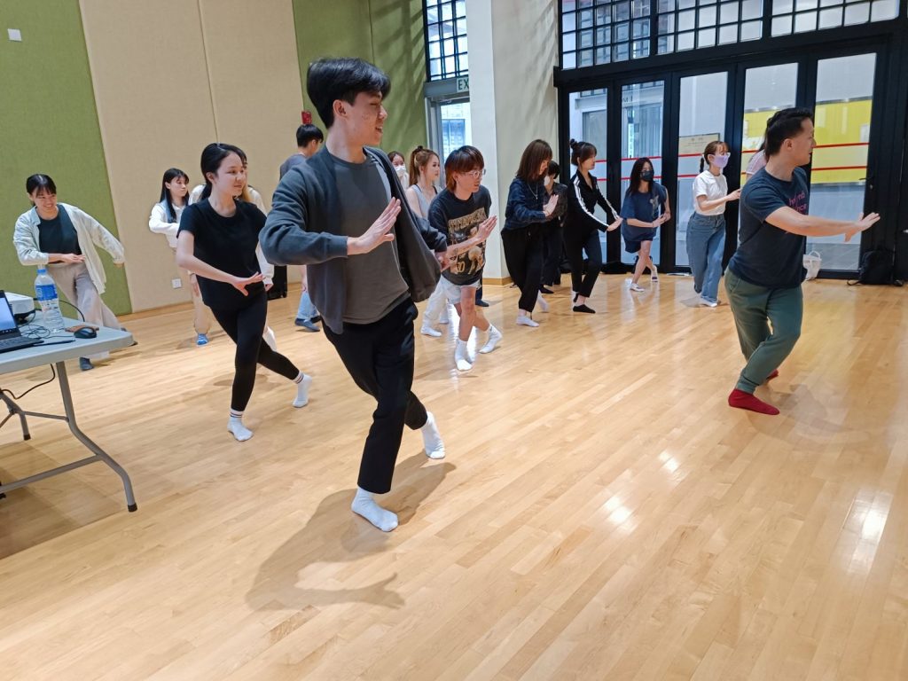 學生隨中國舞講師鄢小強學習中國古典舞