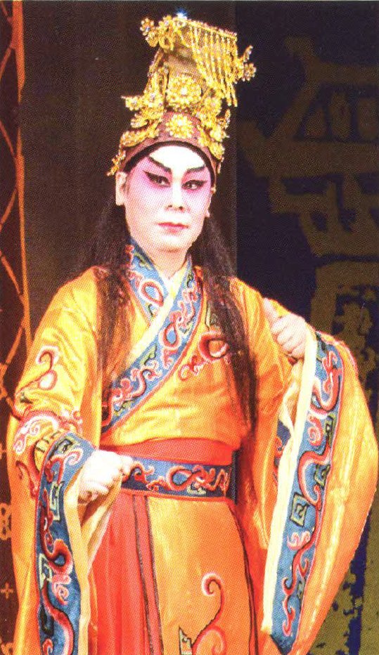 漢景帝（凌東明飾演）。凌東明曾是廣東粵劇院演員，1999年移居新加坡，創辦新加坡新明星粵劇中心，擔任藝術總監。