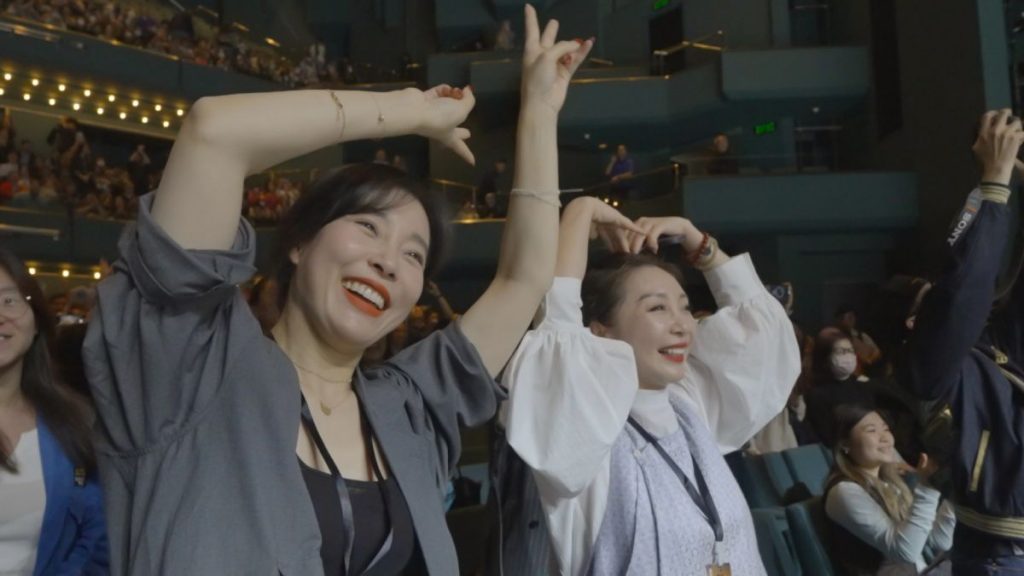 舞劇《詠春》兩位總編導韓真（左）和周莉亞在演出現場與大家一起互動。（林峰攝影）