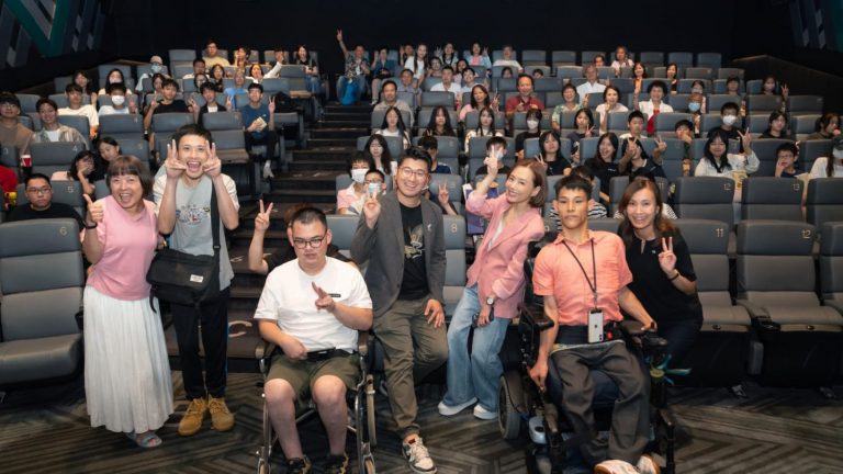詹家俊（前排最中）在一場電影《山莊日記》慈善觀映活動後，與演員和工作人員合影。