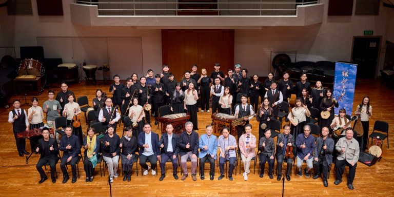 「絃歌不絕──香港粵樂風格傳承及實踐 」與香港演藝學院中樂系合辦「粵樂節」之「生生不息」音樂會，師傅、樂師和學生同台演奏粵樂後合影（圖片由作者提供）。