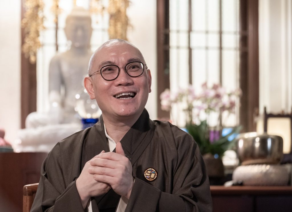 東蓮覺苑苑長僧徹法師在苑內接受「佛門網」訪問。