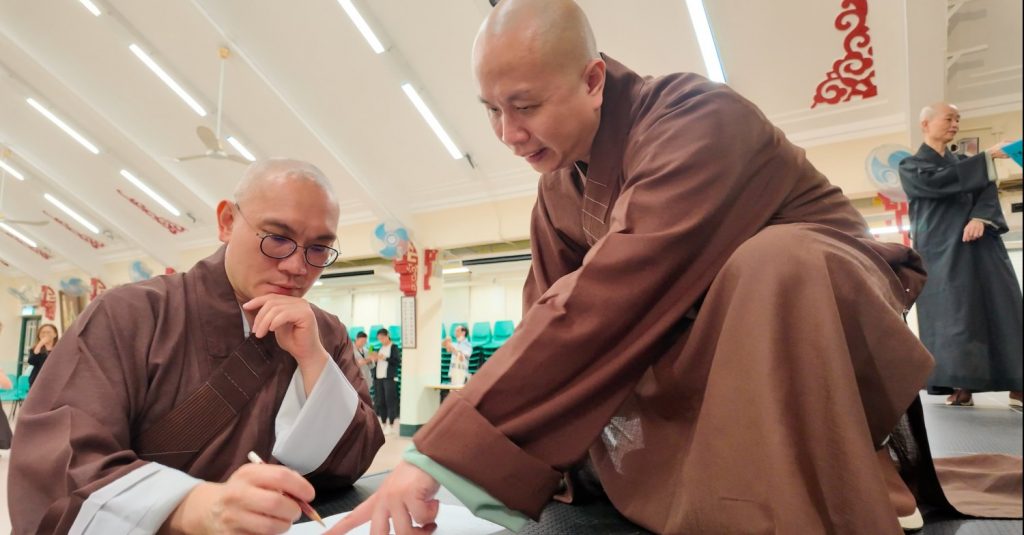 在第一次彩排中，苑長與領唱法師研討細節。
