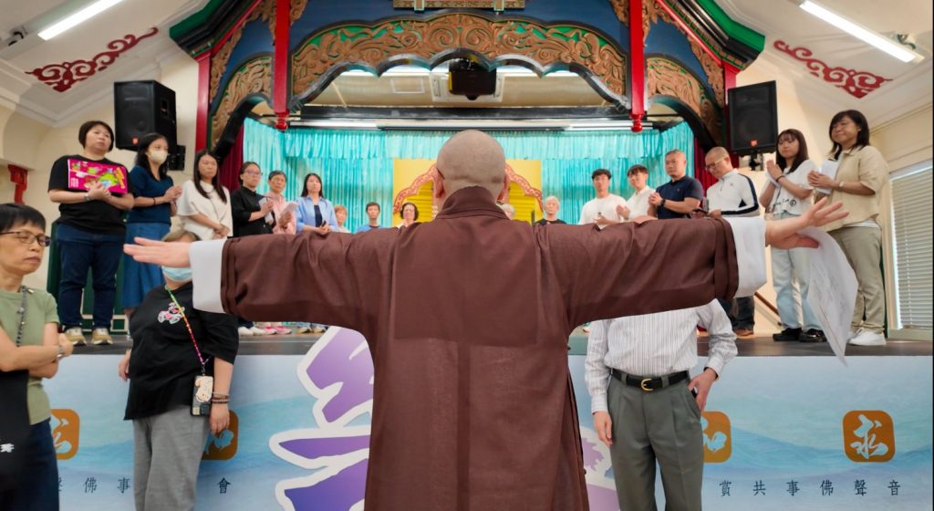 苑長向真言宗居士林居士講解表演過程中的調度。