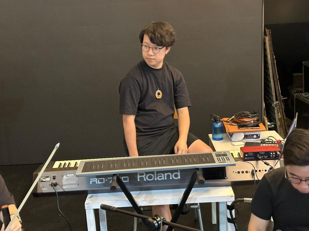 鄭銘心演奏電子鍵盤