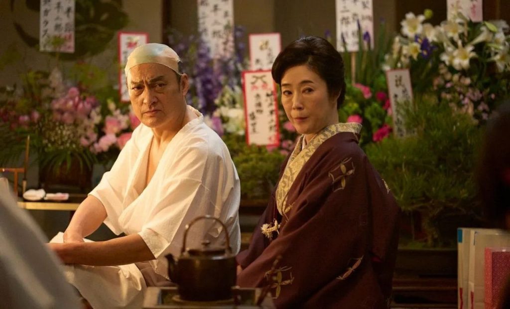 劇場後台一景。左側為花井半二郎，右側為花井半二郎之妻・幸子（寺島忍飾演）。（網上圖片）