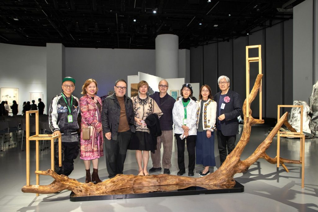 劉小康跟來賓在作品《共生 IV》前合照