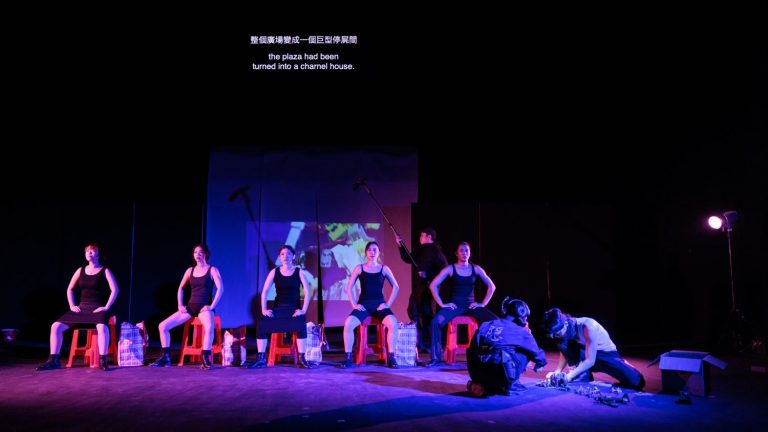 演員以獨白方式，砌Lego般的畫面重構，將「酒徒」前半生幾乎圍繞戰爭的故事娓娓道來