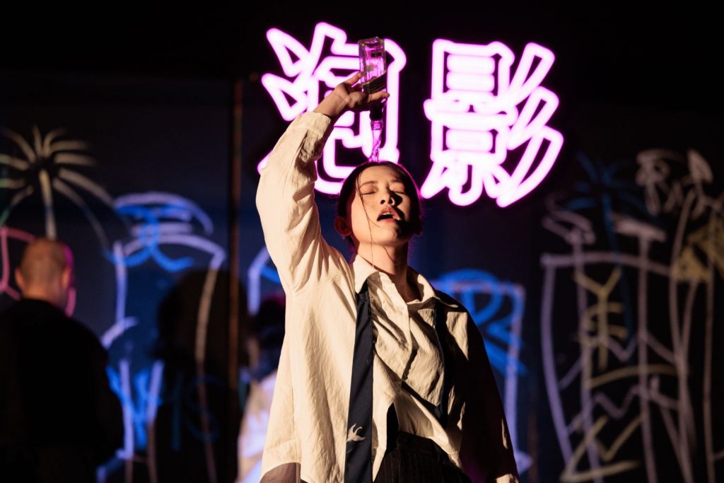 酒徒的內心鏡像呈現（施唯飾演），象徵其內心的真正想法，主要負責獨白，展現酒徒的內省與內心世界