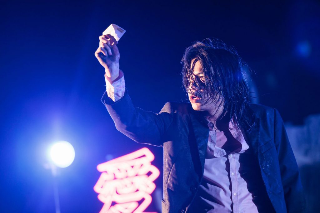 滿身污漬（紅酒漬）的酒徒（楊洽濤飾演），創傷不斷累積在身上的具象呈現