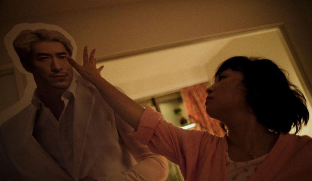 楊詩敏飾演的Eva苦無情感依託，只能在家中擺放昔日香港流行歌手的肖像，藉此消費一種替代性的情感對象。