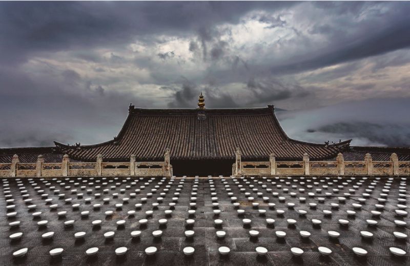 張羽《上水》（裝置），行為、水、10000隻碗，五台山佑國寺，2016年