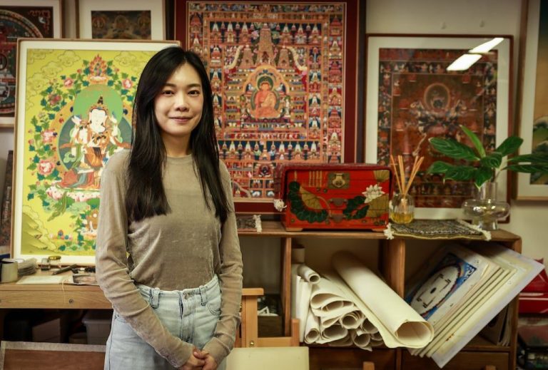 唐卡師霍慧中（Chantal Fok）每天早上都會先誦經，之後才開始一整天的繪畫工作與教學。