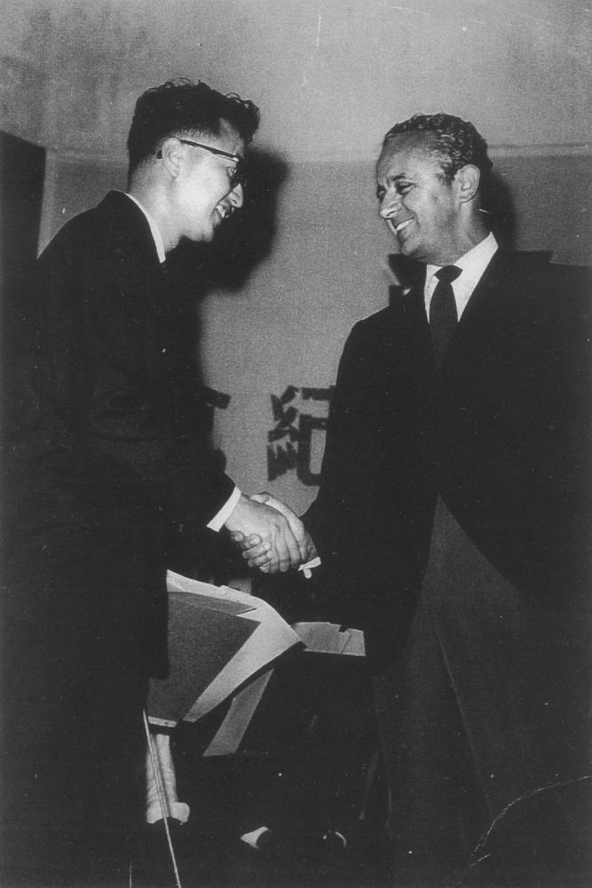 口琴大師Larry Adler訪港時，馮安與他合照。