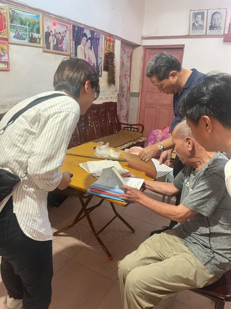 筆者於2024年8月21日到訪粵樂大家丘鶴儔家鄉，台山那泰鄉那呂村，翻查其族譜資料。