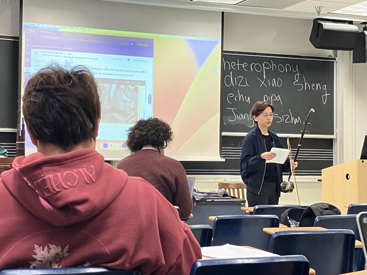 在UCLA上的課堂介紹廣東音樂，並分享採風經歷，與學生進行討論。