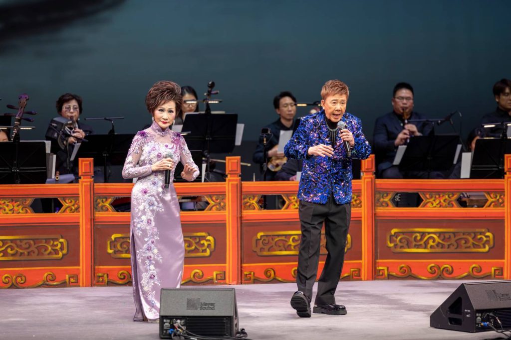 尹光、鍾麗蓉兩位合唱時未有手持曲本，同時有動作、表情配合，依然一字不漏唱畢全曲。