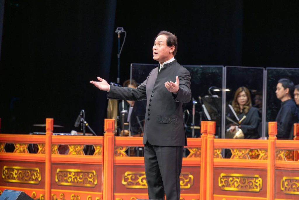 龍貫天壓軸演唱《碧海狂僧》一劇的主題曲，曲中「凡腔」的唱腔旋律、音準可謂分毫不差，更手舞足蹈與台下互動，帶動現場氣氛。