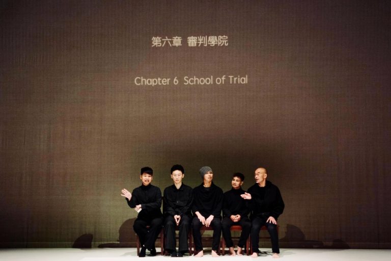 劉曉義執導的作品《思考學院》（左起：來自重慶的川劇青年演員楊俊烽、來自北京的京劇青年演員任家樂、韓國編舞家朴豪彬、柬埔寨舞者 Rady Nget、日本資深藝術家松島誠）