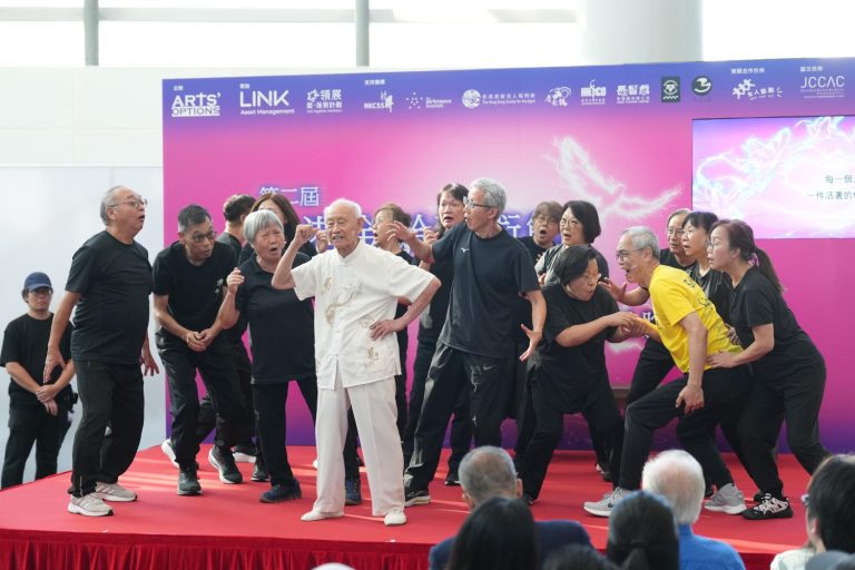 一班樂齡人士在「第二屆香港金齡藝術節」揭幕禮中演繹藝術節的戲劇節目