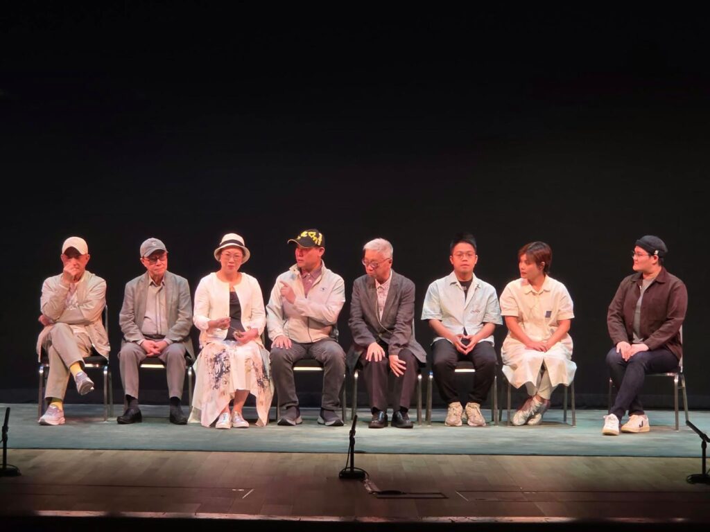 新編粵劇《廣陵散》演後談,左起演員廖國森(分飾司馬昭、古人)、阮兆輝(飾演山濤)、鄧美玲(飾演曹氏)、龍貫天(飾演嵇康)、編劇胡國賢、演員吳立熙(分飾阮籍、呂𢁉)、文雪裘(飾演王元姬)、演後談主持、燈光設計及演員杜詠心(飾演鍾會),作者林萬儀攝影。