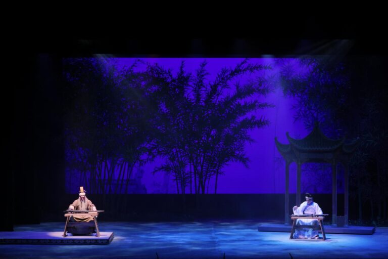 嵇康（右）在夢中得古人（廖國森飾演）傳授琴曲《廣陵散》，圖片由康文署提供。封面縮圖